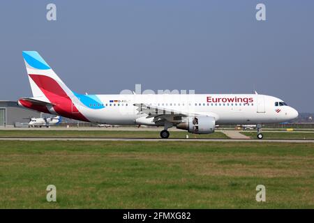 Stoccarda, Germania – 8. Aprile 2017: Eurowings Airbus A320 all'aeroporto di Stoccarda (Str) in Germania. Airbus è un produttore di aeromobili di Tolosa, fra Foto Stock