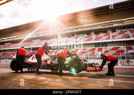 88 KUBICA Robert (pol), Alfa Romeo Racing ORLEN C38, pitlane, durante i giorni di test dei pneumatici Pirelli da 18 pollici dal 11 al 12 maggio 2021 sul circuito di Barcellona-Catalunya, a Montmelo, vicino Barcellona, Spagna - Foto Antonin Vincent / DPPI Foto Stock