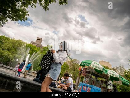 New York, Stati Uniti. 11 Maggio 2021. Attività a Washington Square Park a New York martedì 11 maggio 2021. (Foto di Richard B. Levine) Credit: Sipa USA/Alamy Live News Foto Stock