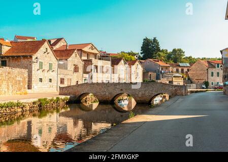 Ponte sul canale di Vrboska, costa settentrionale dell'isola di Hvar in Dalmazia, Croazia Foto Stock