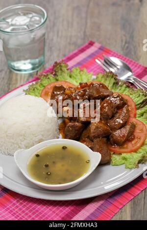 lak di manzo al lok, tuk merico nazionale cambogiano, lime cambogiano e salsa al pepe nero Foto Stock