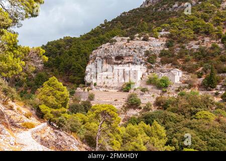 Famoso eremo di Pustinja Blaca nel deserto di pietra. Isola di Brac, Dalmazia, Croazia Foto Stock