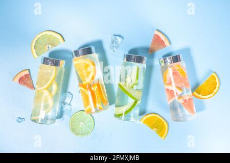 Varietà di bevande fredde in bottiglia, bottiglie d'acqua infuse d'estate, limonata cocktail sani con diversi agrumi - limone, arancia, pompelmo, Foto Stock