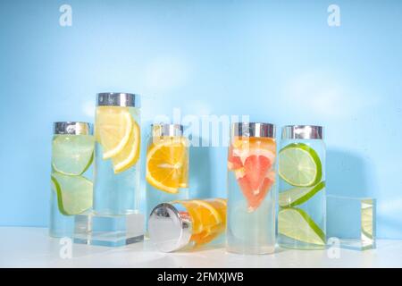 Varietà di bevande fredde in bottiglia, bottiglie d'acqua infuse d'estate, limonata cocktail sani con diversi agrumi - limone, arancia, pompelmo, Foto Stock