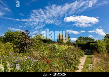 Vista della Great Dixter House e dei giardini di Northiam a fine estate, East Sussex, Regno Unito, Foto Stock