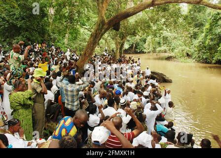 Osun Osogbo: Gli aderenti che pregano sul fiume Osun durante il Festival Osun Osogbo. Foto Stock