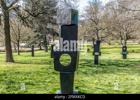 Una mostra al Yorkshire Sculpture Park YSP a Wakefield, West Yorkshire, Inghilterra UK - la famiglia dell'uomo di Barbara Hepworth 1970. Foto Stock