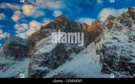 Primo inverno mattina luce nella valle di Romsdalen, Rauma kommune, Møre og Romsdal, Norvegia. Al centro si trova la parete verticale da 3000 piedi. Foto Stock