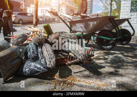 carriola, rastrello e scopa, attrezzature per la pulizia e il trasporto Foto Stock