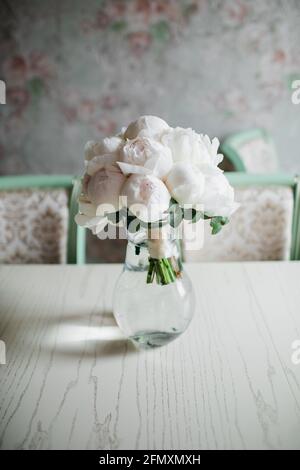 Carino e bella peony. Molti petali stratificati. Mazzo rosa chiaro peonie fiori grigio chiaro sfondo Foto Stock