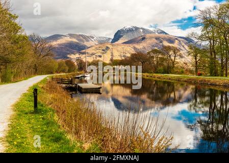 Una vista sul canale Caledoniano che guarda verso ben Nevis, la montagna più alta della Gran Bretagna. Foto Stock