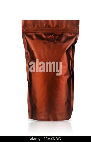 Confezionamento sottovuoto del caffè isolato su sfondo bianco. Mockup del coffee pack con posto per il testo. Marrone sacchetto di zippo per immagazzinare i grani ed il cibo. Isolare il primo piano. Foto Stock