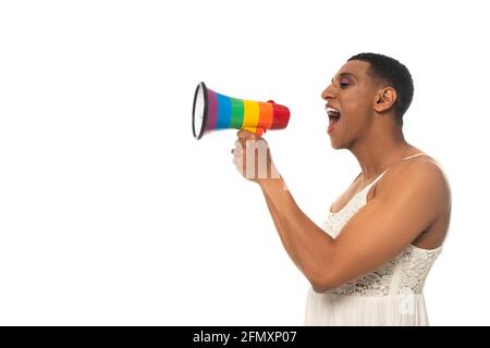 uomo transgender afro-americano in spogliatore gridando in altoparlante isolato su bianco Foto Stock