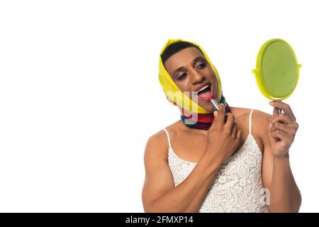 uomo transgender afroamericano in abito e testa colori lgbt fazzoletto di applicazione rossetto isolato su bianco Foto Stock