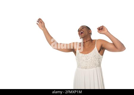 ridendo l'uomo transgender afroamericano in una danza di sundress isolato sopra bianco Foto Stock