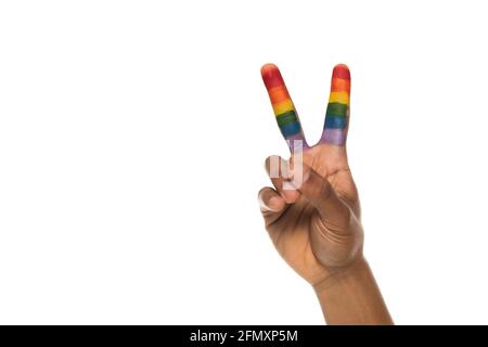 vista parziale dell'uomo afroamericano che mostra il segno di pace con le dita dipinte in colori arcobaleno isolato su bianco, lgbt concept Foto Stock