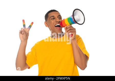 omosessuali afro-americani urlando nel megafono mentre mostrano la pace segno isolato su bianco Foto Stock