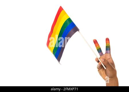 vista parziale dell'uomo afroamericano con bandiera lgbt, con segno di pace con le dita dipinte in colori arcobaleno isolato su bianco Foto Stock