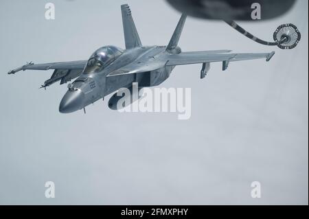 Un US Navy F/A-18E Super Hornet aereo da combattimento, si rompe dopo il rifornimento da un aereo Air Force KC-10 Extender sulla gamma Alaskan durante Northern Edge 21 maggio 7, 2021 in Alaska, Stati Uniti. Foto Stock