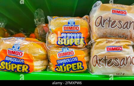 Playa del Carmen Messico 23. Aprile 2021 Bimbo toast hamburger hamburger hamburger pane Super Bimbollos imballaggio nel supermercato a Playa del Carmen Messico. Foto Stock