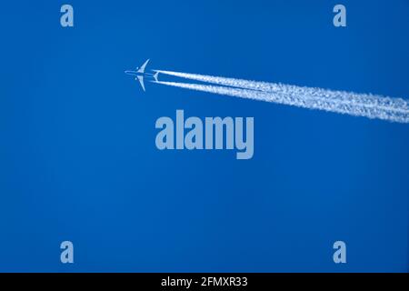 Aereo a due getti Boeing 787 che attraversa il cielo blu Foto Stock