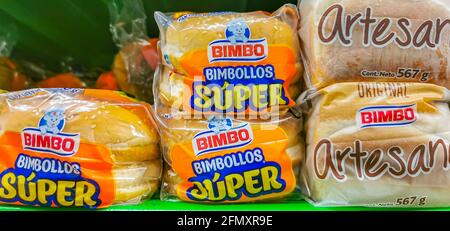 Playa del Carmen Messico 23. Aprile 2021 Bimbo toast hamburger hamburger hamburger pane Super Bimbollos imballaggio nel supermercato a Playa del Carmen Messico. Foto Stock