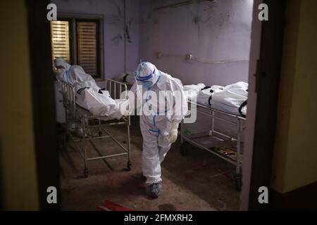 Kathmandu, Nepal. 12 maggio 2021. Gli operatori sanitari tirano una barella che porta il corpo morto di una vittima COVID-19 in un ospedale di Kathmandu, Nepal, il 12 maggio 2021. Credit: Sulav Shrestha/Xinhua/Alamy Live News Foto Stock