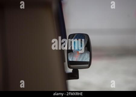 Kathmandu, Nepal. 12 maggio 2021. Il conducente di un'ambulanza che trasporta i corpi morti delle vittime di COVID-19 è visto in un ospedale a Kathmandu, Nepal, il 12 maggio 2021. Credit: Sulav Shrestha/Xinhua/Alamy Live News Foto Stock