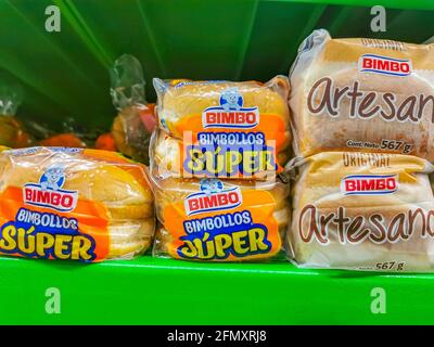 Playa del Carmen Messico 23. Aprile 2021 Bimbo toast hamburger hamburger hamburger pane Super Bimbollos imballaggio nel supermercato a Playa del Carmen Messico. Foto Stock