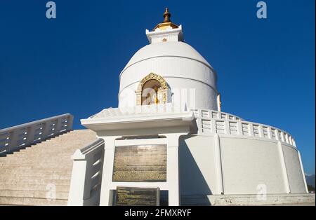 Stupa mondiale della pace, stupa bianco vicino a Pokhara, zona di Annapurna, Nepal Foto Stock