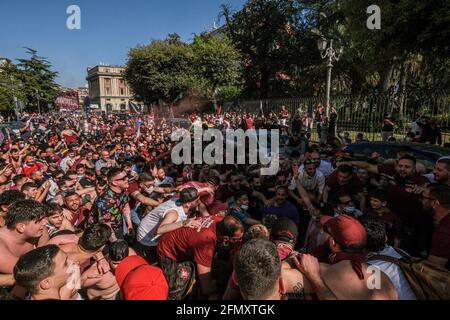 I sostenitori di Salernitana celebrano la promozione alla Serie A nelle strade della città il 10 maggio 2021 a Salerno, Italia. Salernitana ha guadagnato la promozione alla Serie A, la più importante lega calcistica italiana, per la prima volta in ventitré anni dopo aver battuto Pescara 0-3 lontano da casa Foto Stock