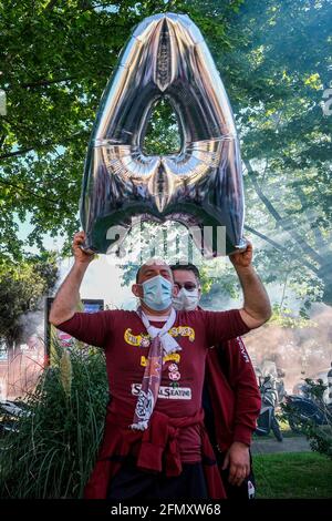 I sostenitori di Salernitana celebrano la promozione alla Serie A nelle strade della città il 10 maggio 2021 a Salerno, Italia. Salernitana ha guadagnato la promozione alla Serie A, la più importante lega calcistica italiana, per la prima volta in ventitré anni dopo aver battuto Pescara 0-3 lontano da casa Foto Stock