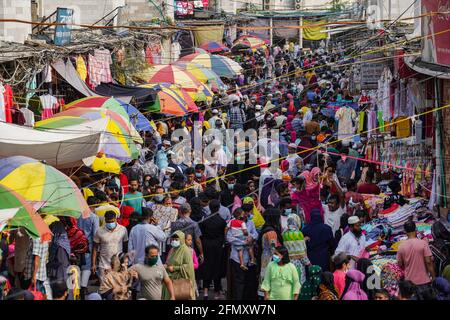 Dhaka, Dhaka, Bangladesh. 12 maggio 2021. Le persone del Bangladesh non mantengono alcuna distanza sociale mentre acquistano davanti a Eid-al-Fitr, durante la pandemia di coronavirus del Covid-19 nella zona del New Market a Dhaka, Bangladesh, il 12 maggio 2021. Credit: Zabed Hasnain Chowdhury/ZUMA Wire/Alamy Live News Foto Stock