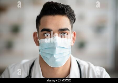 Ritratto closeup del dottore arabo in maschera facciale Foto Stock