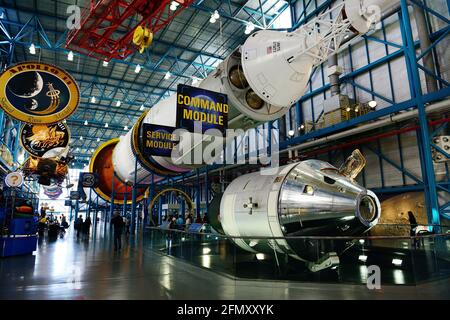 Il comando Apollo e il modulo di servizio sono visualizzati nel centro Saturn 5 del Kennedy Space Center. CSM-119 servì come veicolo di salvataggio Skylab e come veicolo di soccorso ASTP Foto Stock