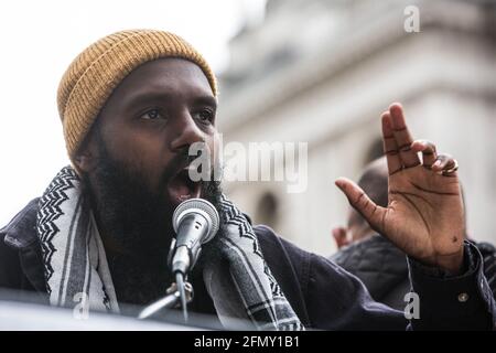 Londra, Regno Unito. 11 Maggio 2021. Joshua Virasami of Black Lives Matter UK si rivolge a migliaia di persone che partecipano a un raduno di emergenza in solidarietà con il popolo palestinese organizzato fuori Downing Street dalla Campagna di solidarietà Palestinese, Friends of al Aqsa, Stop the War Coalition e Palestinese Forum in Gran Bretagna. Il raduno si è svolto in protesta contro le incursioni aeree israeliane a Gaza, lo spiegamento delle forze israeliane contro i fedeli alla moschea di al-Aqsa durante il Ramadan e i tentativi di spostare forzatamente le famiglie palestinesi dal quartiere dello Sheikh Jarrah di Gerusalemme Est. Credito: Mark Kerri Foto Stock