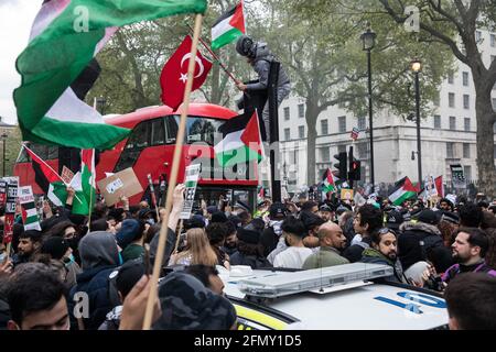 Londra, Regno Unito. 11 Maggio 2021. Migliaia di persone partecipano a un raduno di emergenza in solidarietà con il popolo palestinese organizzato fuori Downing Street dalla Campagna di solidarietà Palestinese, Friends of al Aqsa, Stop the War Coalition e Palestinese Forum in Gran Bretagna. Il raduno si è svolto in protesta contro le incursioni aeree israeliane a Gaza, lo spiegamento delle forze israeliane contro i fedeli alla moschea di al-Aqsa durante il Ramadan e i tentativi di spostare forzatamente le famiglie palestinesi dal quartiere dello Sheikh Jarrah di Gerusalemme Est. Credit: Mark Kerrison/Alamy Live News Foto Stock