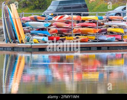 Noleggio kayak impilati in più colori Foto Stock