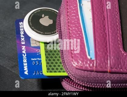 Morgantown, WV - 12 maggio 2021: Dispositivo Apple AirTag inserito nel piccolo portafoglio con carta di credito per rintracciarne la posizione Foto Stock