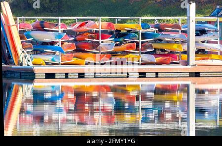 Noleggio kayak impilati in più colori Foto Stock