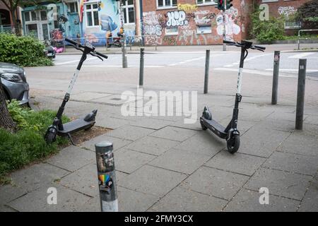 Ärgerlich: Auf Fußweg abgestellte e-scooter. Foto Stock