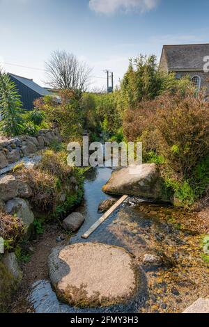 Un piccolo fiume che scorre attraverso lo storico e pittoresco villaggio di Cornish Zennor in Cornovaglia. Foto Stock