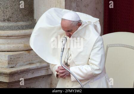 Città del Vaticano, Santa sede. 12 maggio 2021. PAPA FRANCESCO durante l'udienza generale del mercoledì nel cortile di San Damaso in Vaticano. Credit: Evandro Inetti/ZUMA Wire/Alamy Live News Foto Stock