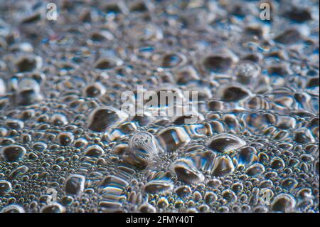 Aufsteigende Luftblasen von kochendem Wasser Foto Stock