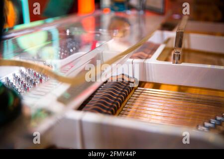 All'interno di un pianoforte. Vista ravvicinata dei martelli e delle corde all'interno del pianoforte. Strumenti musicali Foto Stock