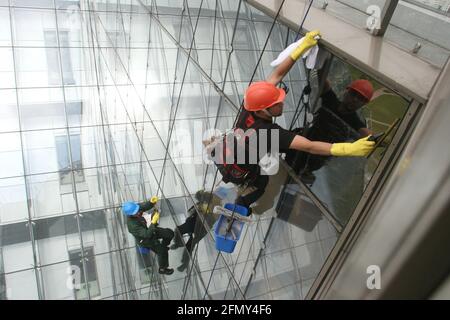 Bielorussia. Minsk - 22.06.2009 - gruppo di lavoratori che puliscono le finestre servizio nell'alto edificio. Foto Stock