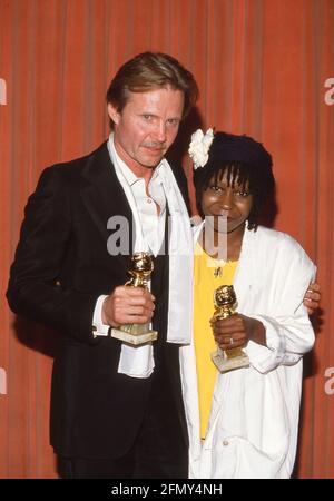 Whoopi Goldberg e Jon Voight alla 43° edizione del Golden Globe Awards 24 gennaio 1986 Credit: Ralph Dominguez/MediaPunch Foto Stock