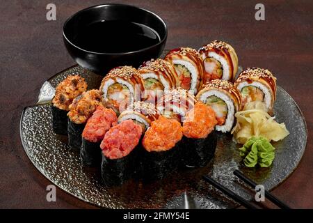 Set di sushi di maki gunkan e panini con anguilla piatto Foto Stock