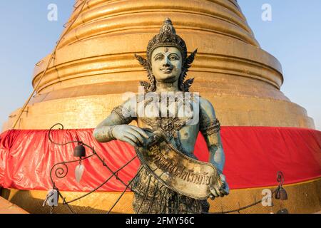 Statua sul tetto di Wat Saket, Golden Mountain, Tempio di Srakesa, Bangkok, Thailandia Foto Stock