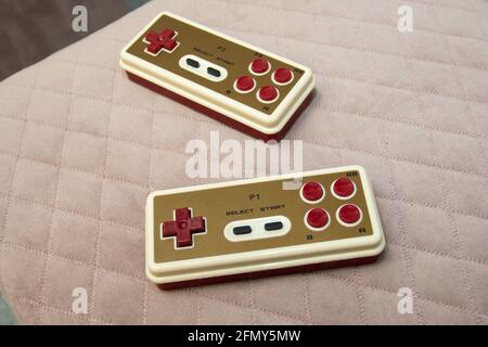 Gamepad retrò. Vecchi gamepad della scuola per le console di gioco. Gioco per computer. Sega, dendy, super mario. Foto Stock